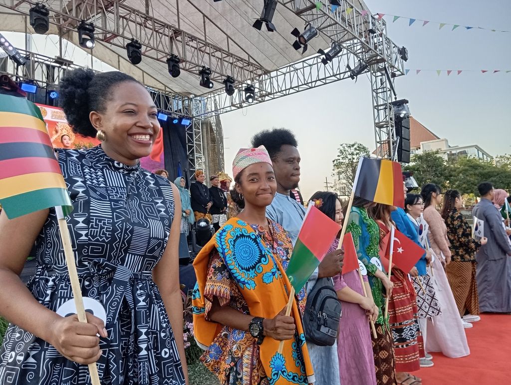 Mahasiswa dan mahasiswi mancanegara peserta Universitas Negeri Surabaya International Cultural Festival, Jumat (6/9/2024).