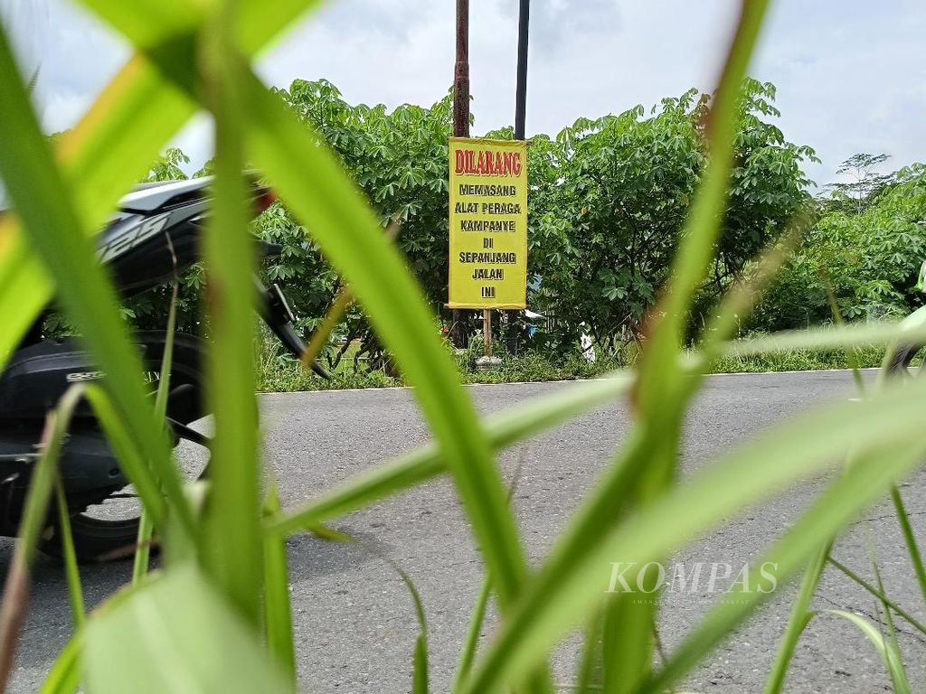 Papan larangan pemasangan alat peraga kampanye tampak dipasang di jalan raya di Dusun Gopalan, Desa Borobudur, Kecamatan Borobudur, Kabupaten Magelang, Jawa Tengah, Selasa (17/1/2024).