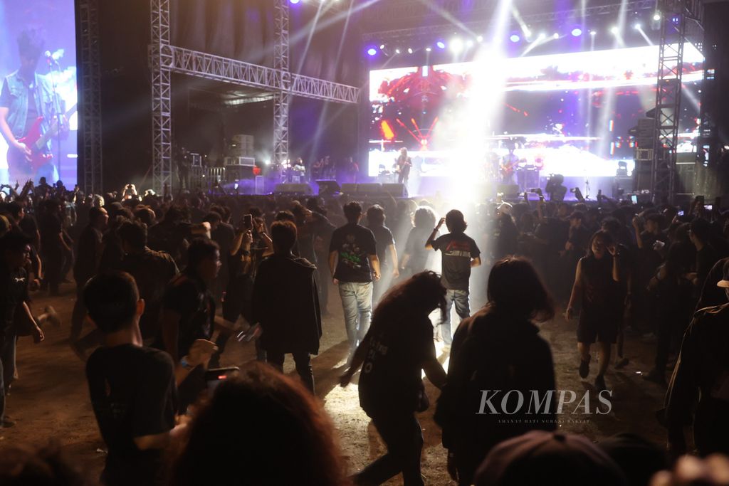 Penonton menghadiri konser Jogjarockarta di Stadion Kridosono, Yogyakarta, Sabtu (30/9/2023). Konser itu menghadirkan grup Sepultura sebagai bintang tamu utama.