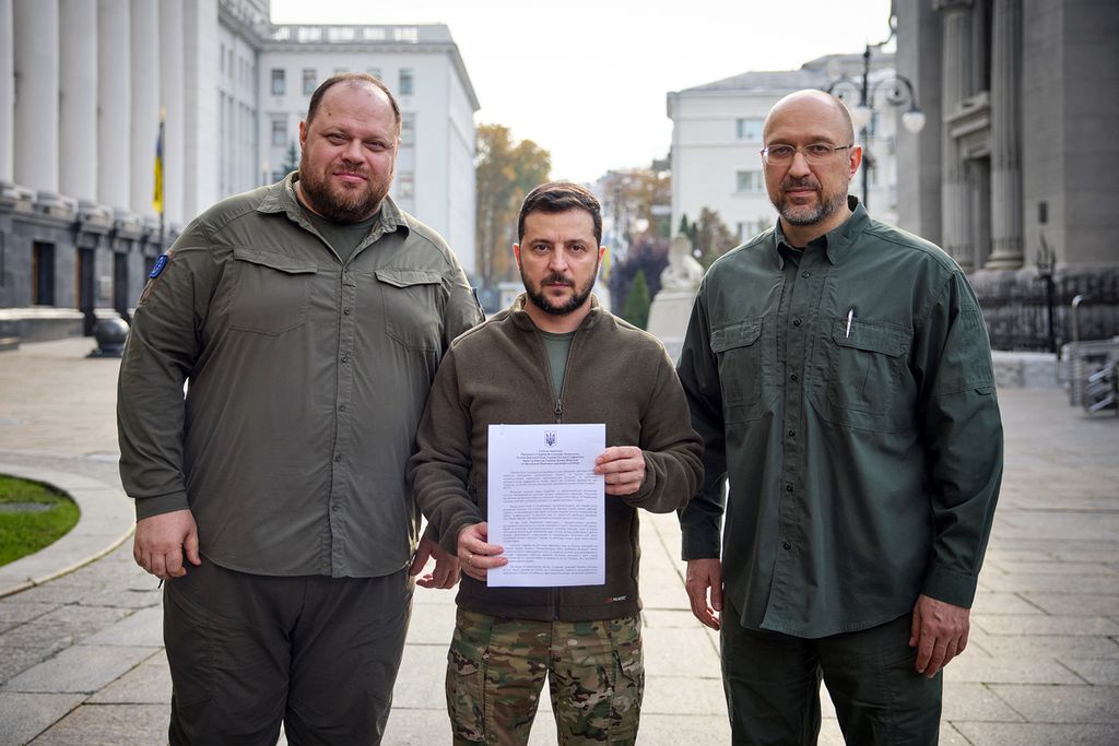 Presiden Ukraina Volodymyr Zelenskyy (tengah) menunjukkan dokumen pendaftaran jalur cepat untuk keanggotaan NATO, dalam foto yang dirilis Biro Pers Kepresidenan Ukraina, 30 September 2022. 