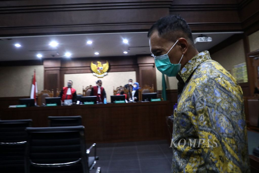 Bekas Direktur Pemeriksaan dan Penagihan Ditjen Pajak Angin Prayitno Aji seusai mengikuti persidangan dengan agenda pembacaan vonis di Pengadilan Tipikor, Jakarta, Kamis (3/2/2022). 