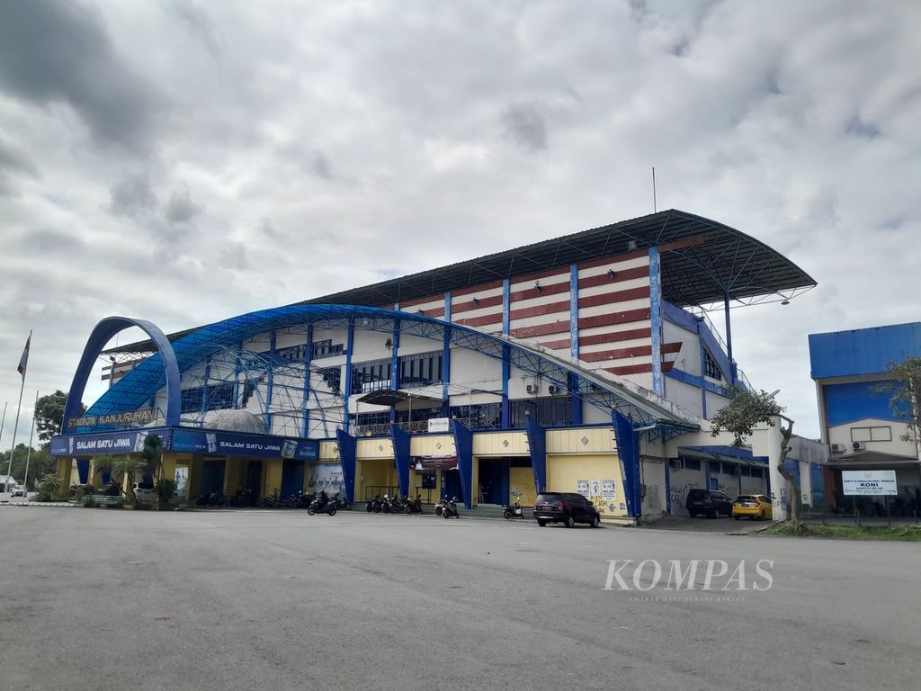 Mendung mulai mewarnai kawasan Stadion Kanjuruhan di Kabupaten Malang, Jawa Timur, sebagaimana diabadikan Jumat (14/7/2023). Suasana stadion yang diresmikan 9 Juni 2004 oleh Presiden Megawati Soekarnoputri itu tampak lengang.