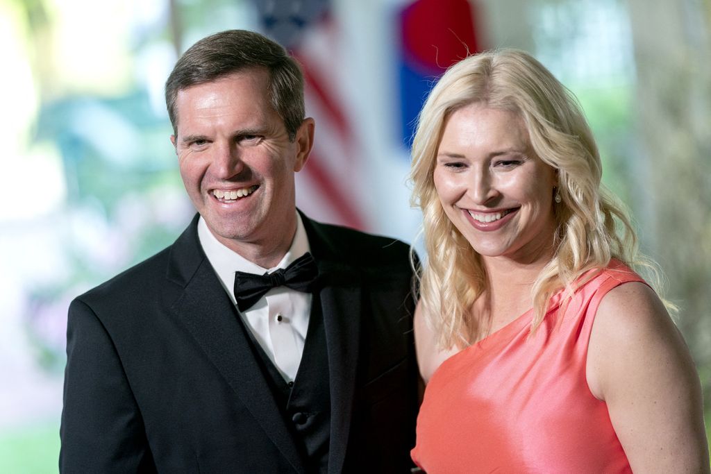 Gubernur Kentucky Andy Beshear (Kiri) dan istrinya, Britainy Beshear, tiba untuk makan malam kenegaraan untuk Presiden Korea Selatan Yoon Suk Yeol di Gedung Putih, Washington DC, 26 April 2023.