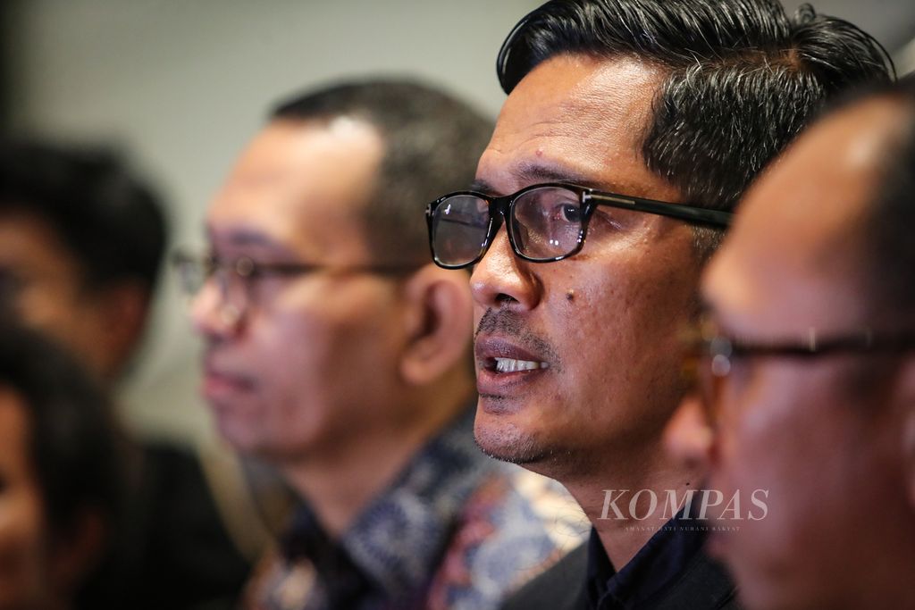 Kuasa hukum Menteri Pertanian Syahrul Yasin Limpo, Febri Diansyah, menyampaikan keterangan pers di Nasdem Tower, Jakarta, Rabu (4/10/2023). 