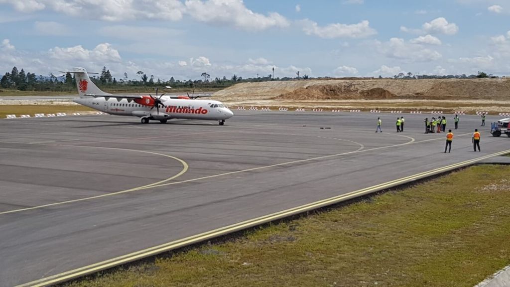 Pesawat Malindo Air yang dari Bandara Sultan Abdul Aziz Shah di Selangor, Malaysia, tiba di Bandara Internasional Silangit di Kabupaten Tapanuli Utara, Jumat (17/8/2018).
