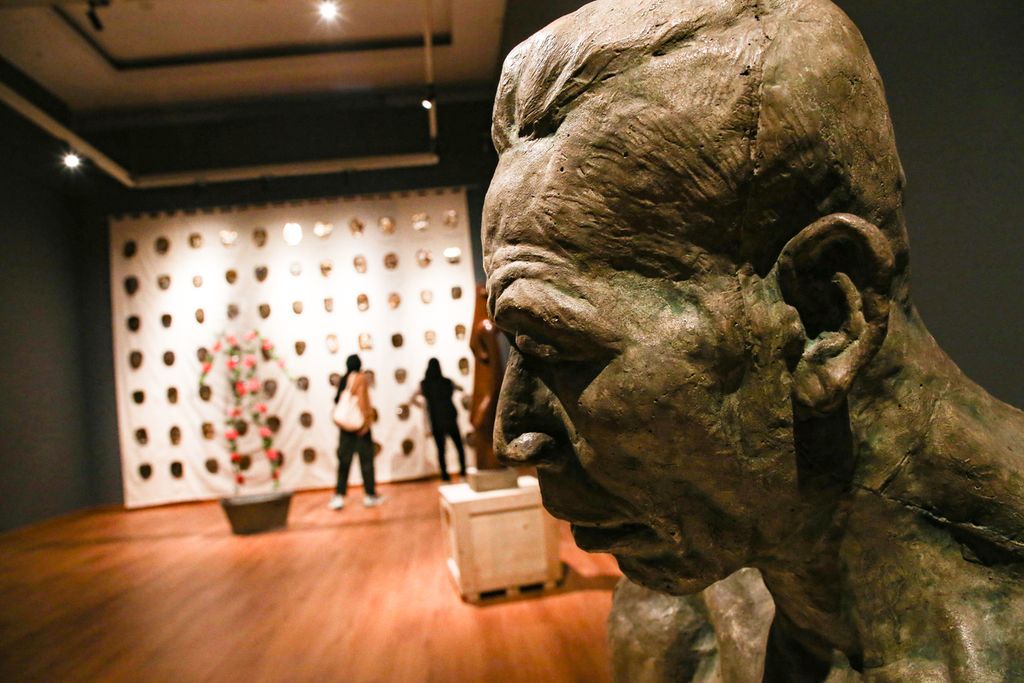 Patung berjudul Potret Pak Soma karya Budiani menjadi salah satu karya patung dalam pameran bertajuk <i>Para Sekutu yang Tidak Bisa Berkata Tidak </i>di Galeri Nasional, Jakarta, Minggu (30/1/2022). Pameran akan berlangsung hingga 27 Februari 2022.