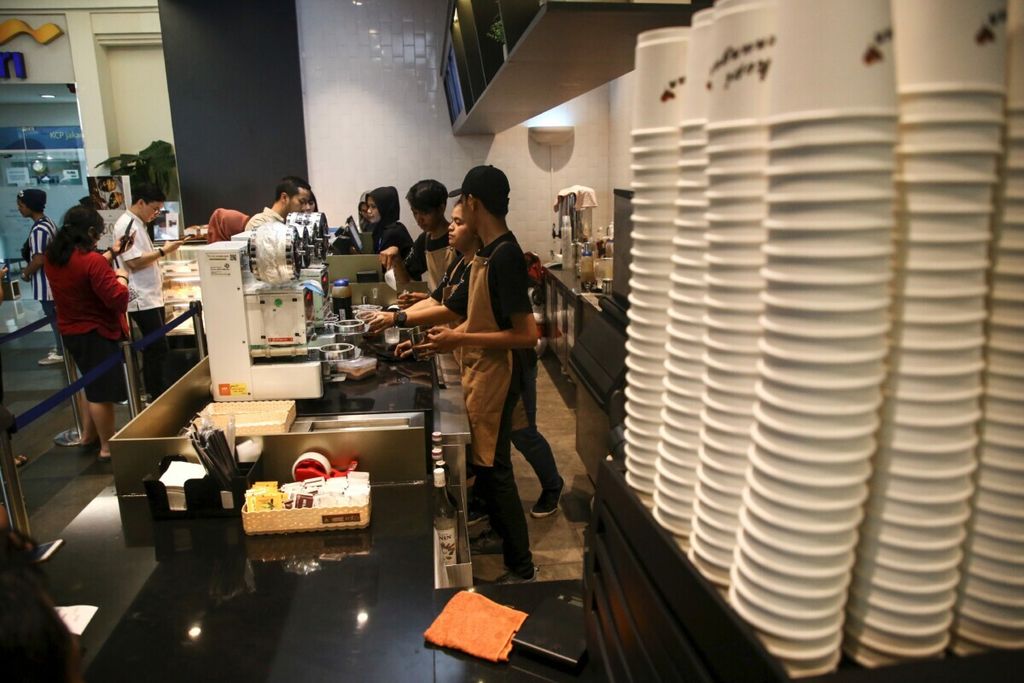 Suasana di gerai kopi Kenangan di Gandaria City Mal, Jakarta Selatan, Jumat (3/5/2019). Bisnis waralaba gerai kopi lokal berkembang sejak beberapa tahun terakhir seiring dengan meningkatnya tren minum kopi. 
