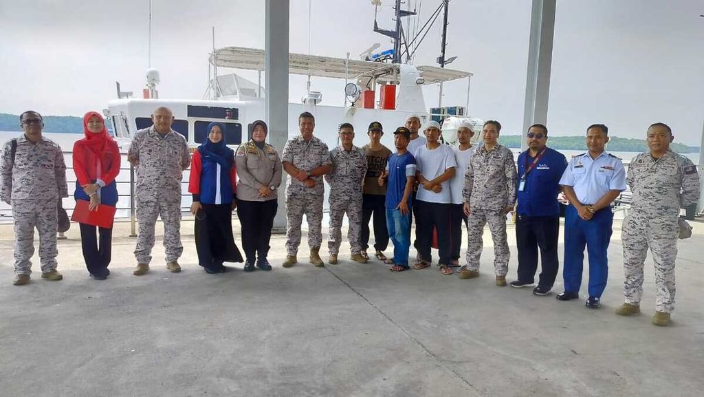 Petugas dari Konsulat Jenderal RI di Johor Bahru menjemput lima nelayan asal Karimun, Kepri, yang diselamatkan Agensi Penguatkuasaan Maritim Malaysia, Senin (30/10/2023).