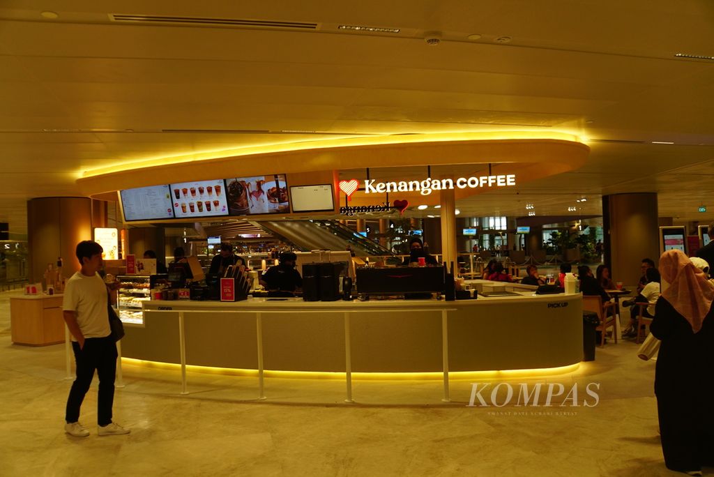 Gerai Kenangan Coffee kedua di Singapura dibuka di Terminal 2 Bandara Changi, Rabu (27/9/2023).