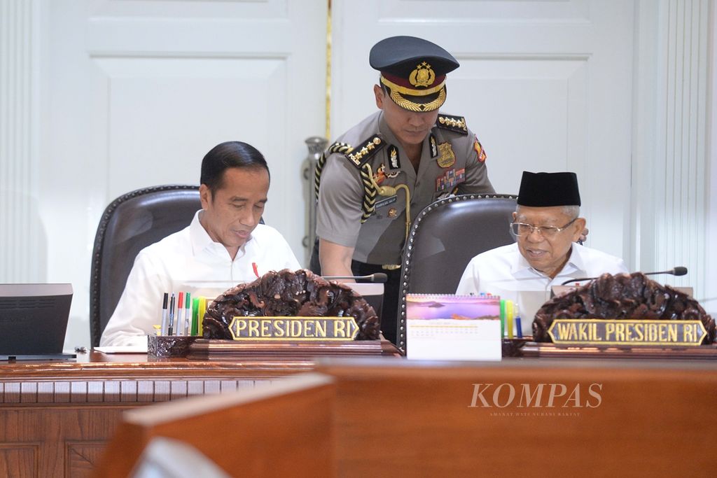 Presiden Joko Widodo bersama Wakil Presiden Ma'ruf Amin memimpin rapat program bidang perekonomian di Kantor Presiden, Kompleks Istana Kepresidenan, Jakarta, Rabu (30/10/2019). 