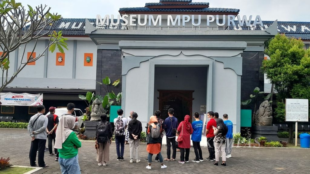 Sejumlah penyandang disabilitas anggota Difabel Pencinta Alam tengah mendengarkan penjelasan soal benda cagar budaya pada acara Open Disability Cultural Destination di Museum Mpu Purwa, Kota Malang, Jawa Timur, Sabtu (20/5/2023).