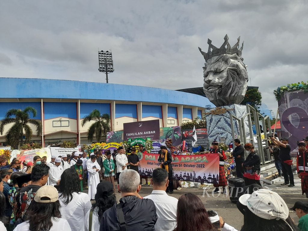 Doa bersama lintas agama di depan patung singa di Stadion Kanjuruhan, Malang, Jawa Timur, Jumat (710/2022) sore, bersamaan dengan tujuh hari Tragedi Kanjuruhan yang menewaskan ratusan suporter Aremania.