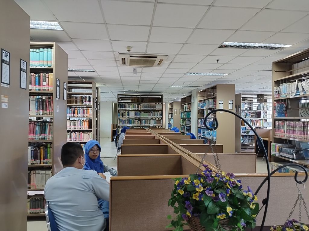 Several students are looking for reading references at the STIS library, Jakarta, Tuesday (7/3/2023).