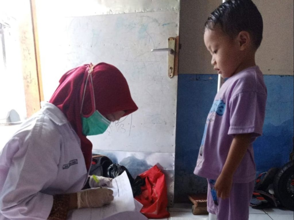 Kader Posyandu mencatat berat tubuh anak bawah lima tahun atau balita saat kunjungan ke rumah warga di Surabaya, Jawa Timur, Jumat (21/8/2020). Pertumbuhan anak balita dipantau untuk mengantisipasi anak stunting atau gagal tumbuh akibat kurang gizi.