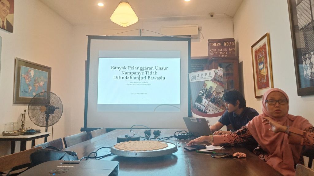 Koordinator Nasional JPPR Nurlia Dian Paramita (kanan) memaparkan hasil pemantauan dan kajian organisasinya di Jakarta, Jumat (14/4/2023). 