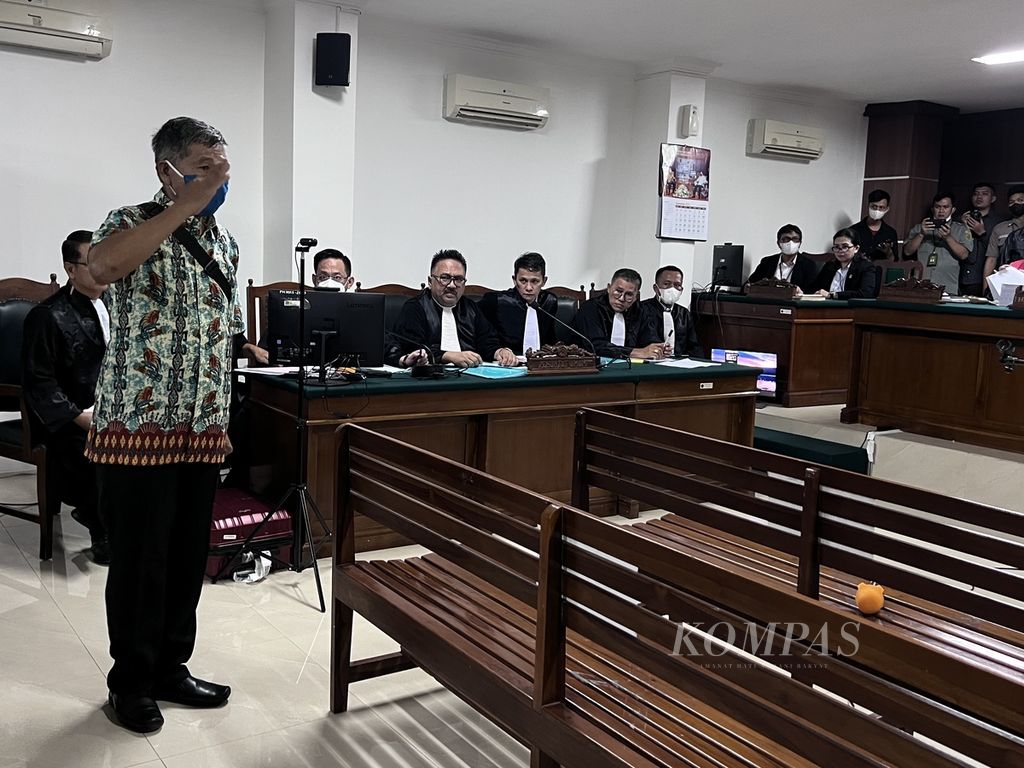 Mayor Inf (Purn) Isak Sattu memberi hormat kepada tim kuasa hukum sesaat sebelum sidang kasus pelanggaran HAM berat Paniai digelar di Pengadilan Makassar, Rabu (28/9/2022).