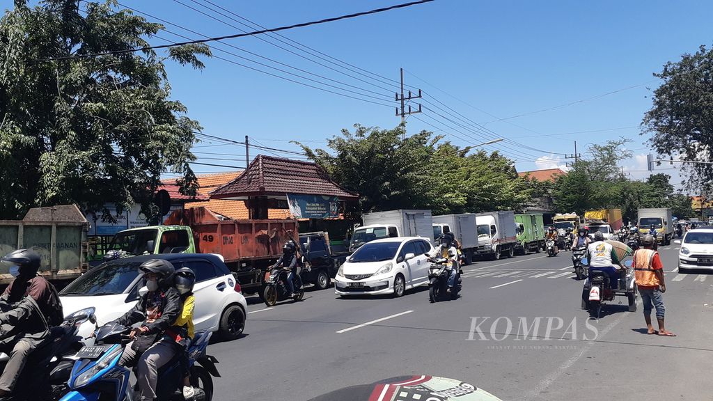 Truk antrean solar mengular di SPBU di Jalan Diponegoro, Sidoarjo, Jatim, Selasa (5/4/2022).