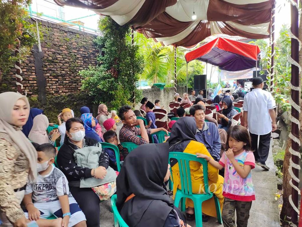 Suasana acara khitanan massal gratis di Kantor RW 005 Kelurahan Tegal Alur, Kecamatan Kalideres, Jakarta Barat, Sabtu (11/2/2023).