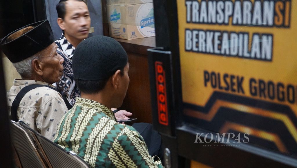 Ratiman (kedua dari kanan) melaporkan soal kehilangan anak ke Kantor Polsek Grogol, Kabupaten Sukoharjo, Jawa Tengah, Rabu (24/5/2023) malam. Pelaporan itu berangkat dari tersiarnya kabar mutilasi di Surakarta dan Sukoharjo. Identitas korban merujuk kepada anak Ratiman, yaitu Rohmadi.
