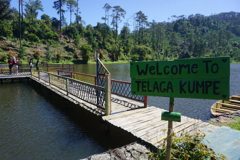 Pengunjung menikmati suasana Telaga Kumpe di Desa Gununglurah, Kecamatan Cilongok, Kabupaten Banyumas, Jawa Tengah, Rabu (12/7/2023).