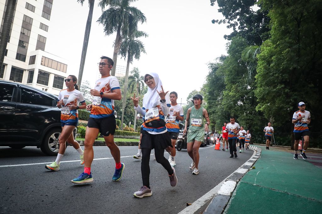 Para peserta berlari dalam acara Run The City di Jalan Pintu Satu Senayan, Jakarta, Sabtu (1/7/2023). 