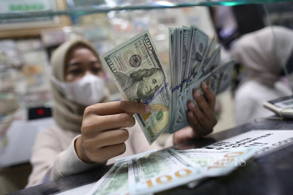 Pegawai perusahaan penukaran uang asing, Valuta Artha Mas, di ITC Kuningan, Jakarta, menghitung dan memeriksa kondisi lembaran uang dollar AS, Rabu (29/6/2022). 