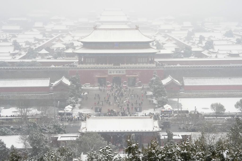Hujan salju yang turun deras menyelimuti Kota Terlarang sebagaimana dilihat dari arah perbukitan di Beijing, China, Rabu (13/12/2023).