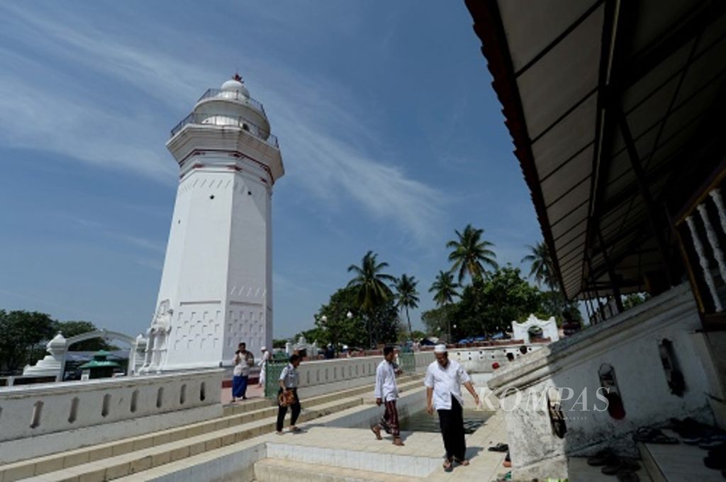 Umat muslim berangkat untuk menunaikan shalat Jumat di Masjid Agung Banten, di Desa Banten, Kecamatan Kasemen, Kota Serang, Banten. 