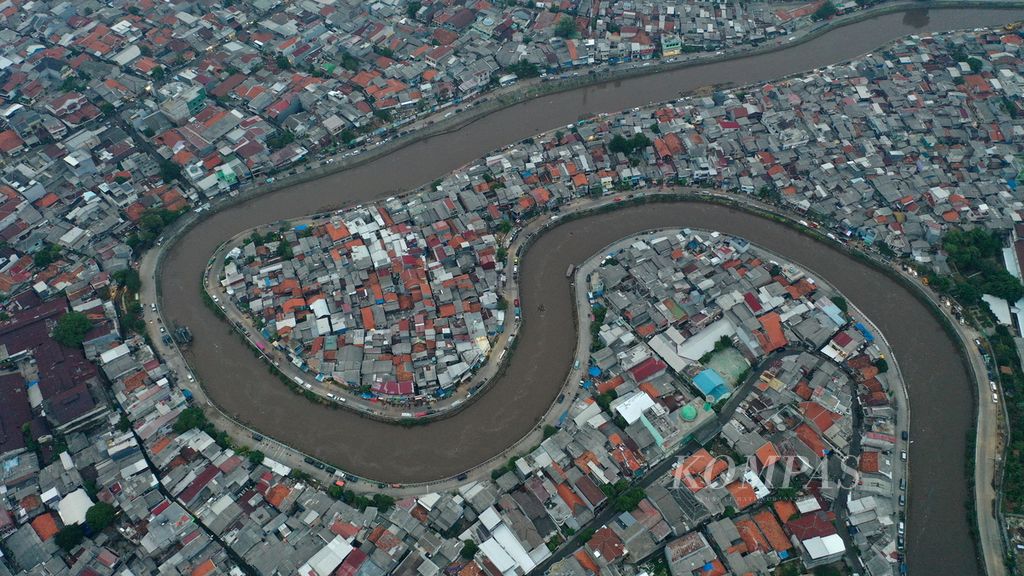 Foto udara debit air aliran Kali Ciliwung yang naik di perbatasan Tebet, Jakarta Selatan, dengan Jatinegara, Jakarta Timur, Minggu (5/11/2023). 