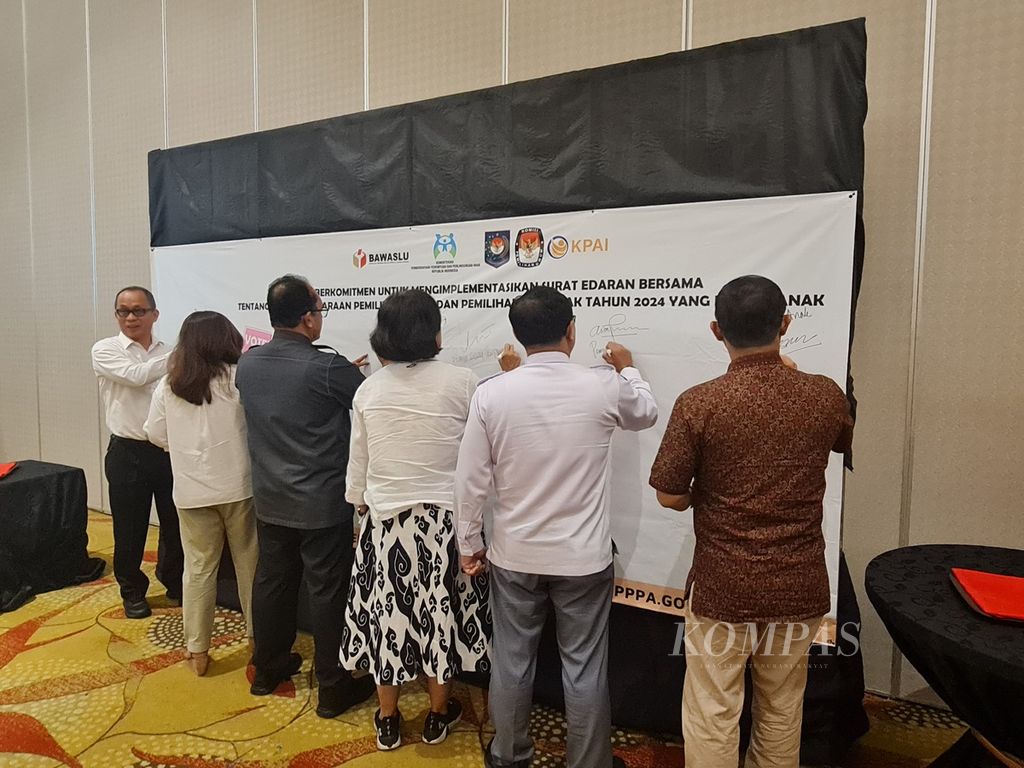 After signing the MoU on the Organization of the General Elections and Simultaneous Elections in 2024 that are Child-Friendly, on the same day the Ministry of Women Empowerment and Child Protection held a Declaration and Dissemination of the MoU, Monday (20/11/2023) in Jakarta.