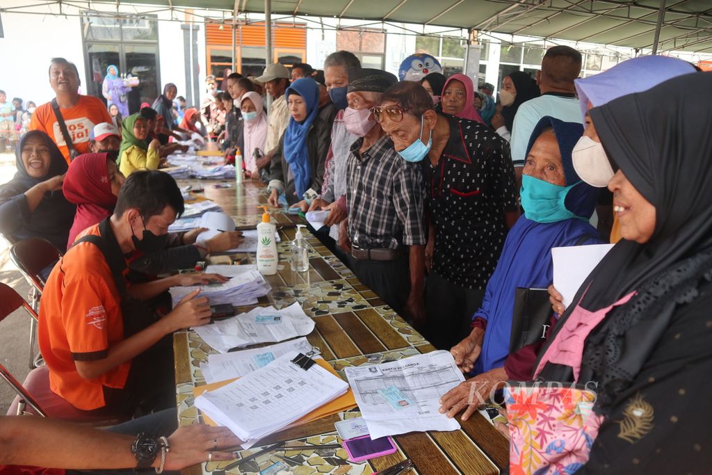 Warga mengantre menerima bantuan langsung tunai bahan bakar minyak dan bantuan pangan non-tunai di Kantor Pos Kota Cirebon, Jawa Barat, Rabu (14/9/2022). 