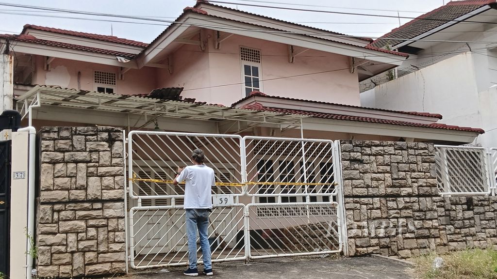 Warga perumahan umum Bukit Cinere Indah, Depok, Jawa Barat, melihat kondisi rumah nomor 39 yang terpasang garis polisi, Jumat (8/9/2023). Di rumah nomor 39 di Jalan Pesanggrahan VIII itu ditemukan dua mayat ibu dan anak, Kamis (7/9/2023).