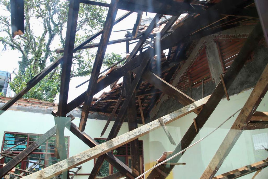 Bangunan atap ruang kelas di Sekolah Dasar Negeri Bantarjati 9, Bogor Timur, ambruk pada Jumat (25/11/2022). Pemkot Bogor langsung menganggarkan dana perbaikan untuk sekolah itu.
