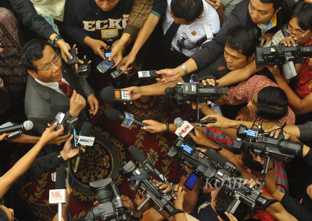 Ketua Mahkamah Konstitusi terpilih Mahfud MD memberikan keterangan kepada wartawan di gedung MK, Jakarta, 18 Agustus 2011. Mahfud kembali terpilih menjadi ketua MK, kali ini periode 2011-2014, melalui pemungutan suara sembilan hakim konstitusi. 