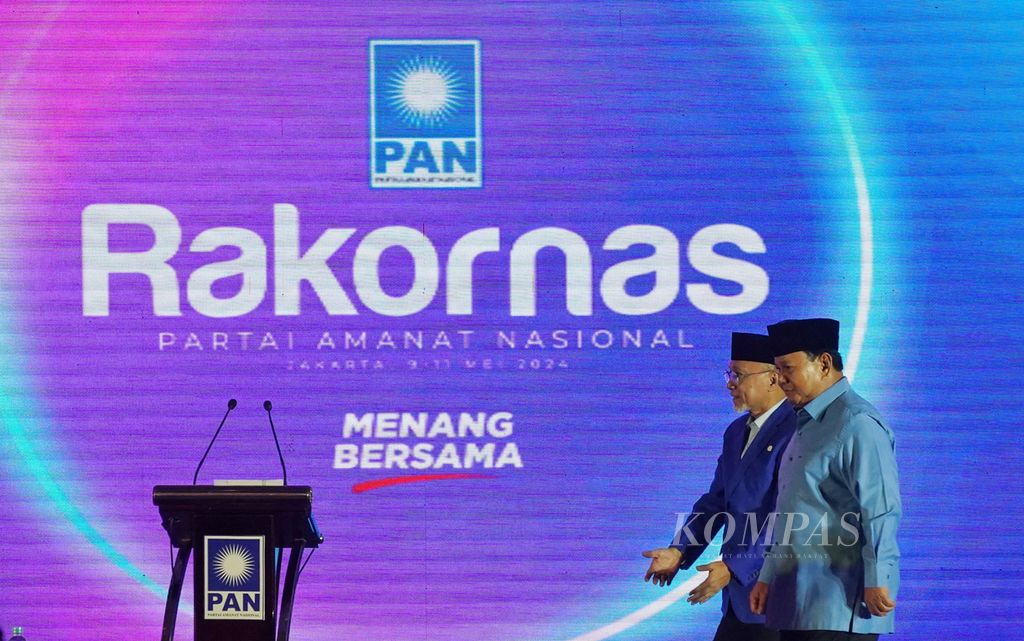 Ketua Umum Partai Amanat Nasional (PAN) Zulkifli Hasan mendampingi presiden terpilih dalam Pilpres 2024, Prabowo Subianto, menuju podium pada acara pembukaan Rapat Koordinasi Nasional PAN di Hotel JS Luwansa, Kuningan, Jakarta, Kamis (9/5/2024). 