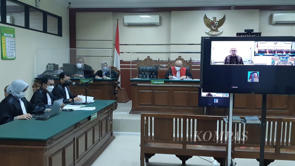 Sidang kasus korupsi dengan terdakwa Muhamad Hamdan yang menjabat panitera pengganti di PN Surabaya, Selasa (21/6/2022). Dia didakwa menerima Rp 450 juta dari pengacara PT SGP.