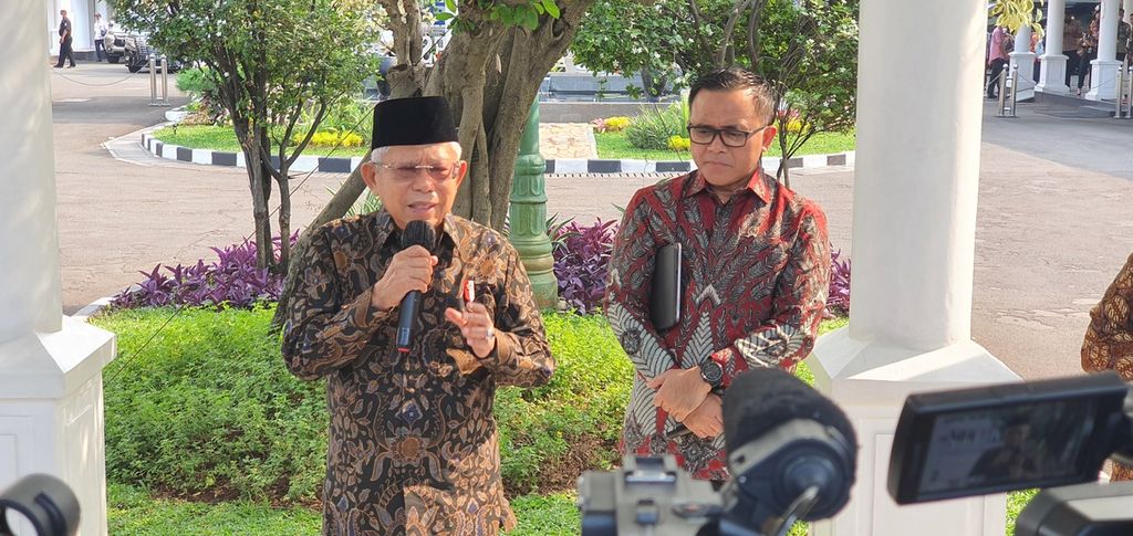 Deputy President Ma'ruf Amin accompanied by Minister for Administrative Reform RB Azwar Anas gave a statement to journalists after chairing a meeting of the National Bureaucratic Reform Steering Committee (KPRBN) at the Vice Presidential Palace, Jakarta, Thursday (12/1/2023).