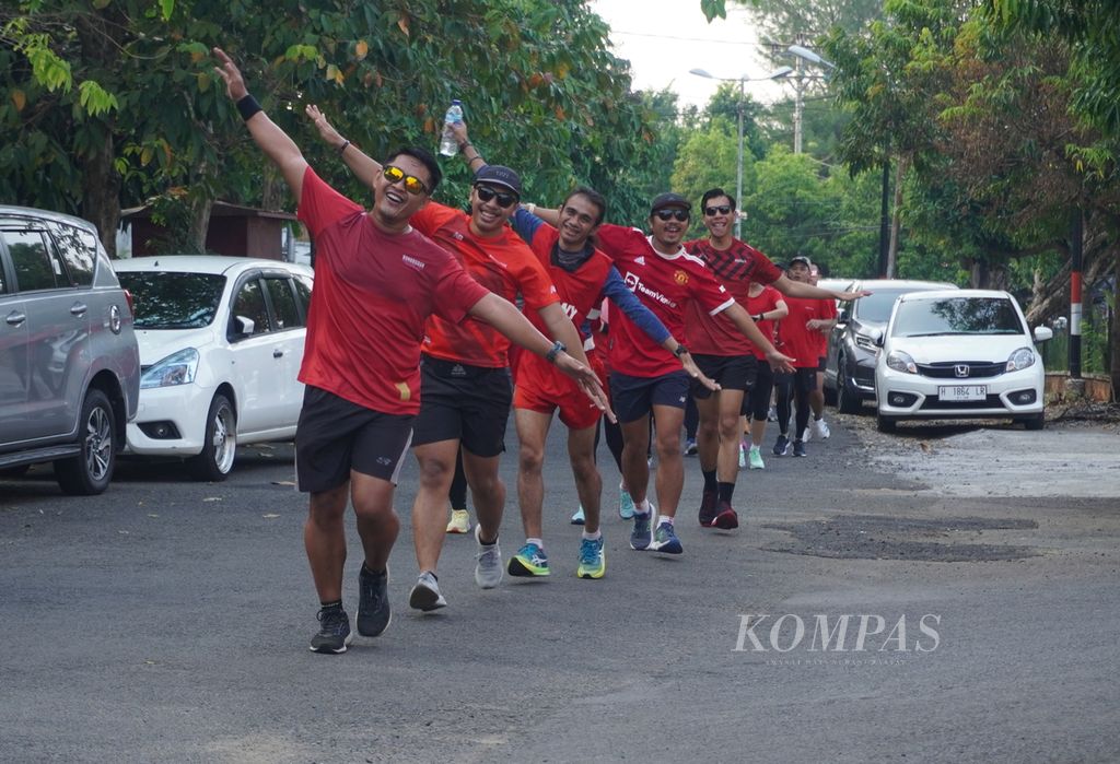 Peserta berpose saat berlari sejauh 3 kilometer dalam acara The Tour di Kota Semarang, Jawa Tengah, Sabtu (24/6/2023). 