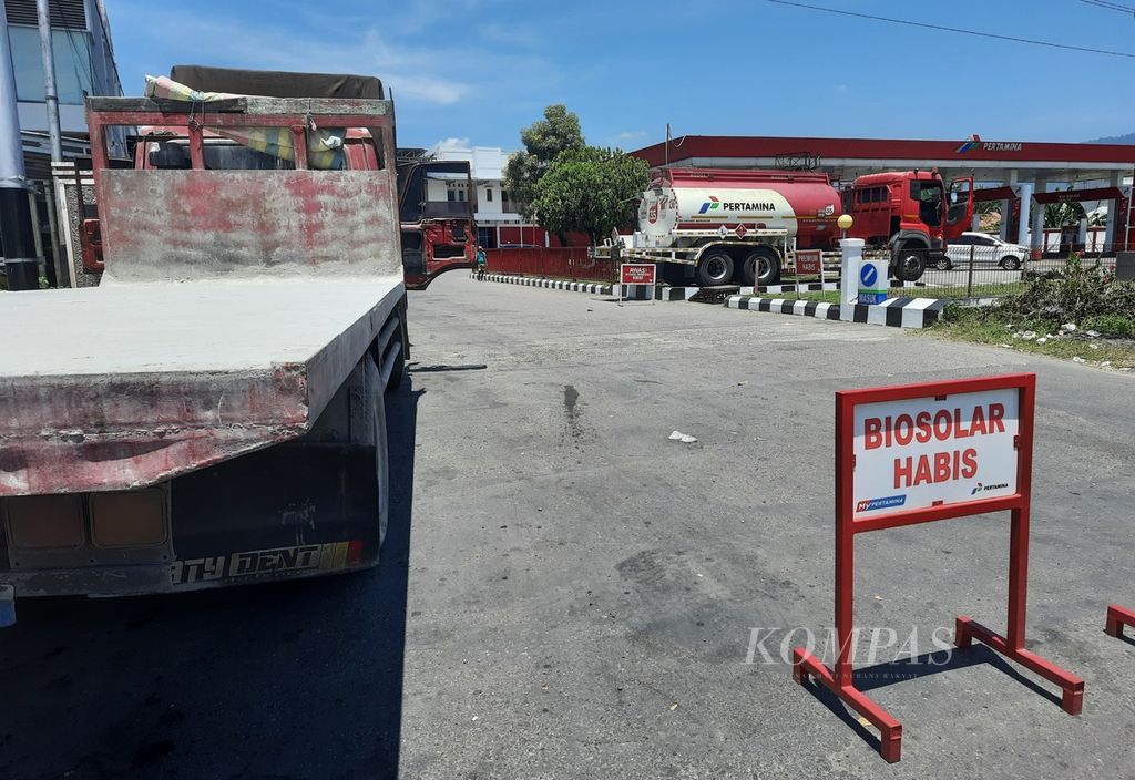 Trucks queue when biodiesel stocks are empty at the Pisang gas station, Pauh District, Padang City, West Sumatra, Monday (28/3/2022). The scarcity of subsidized diesel makes drivers have to queue for hours to all day to get fuel. The flow of goods delivery also stalled..