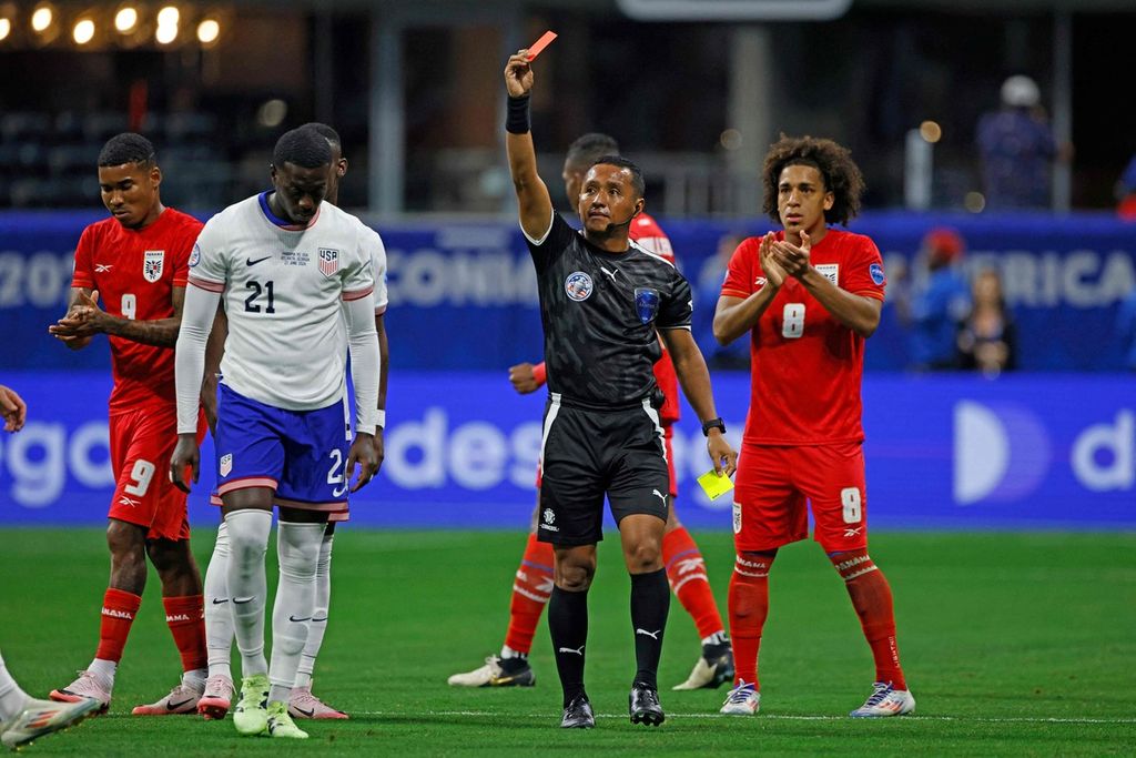 Wasit asal Salvador Ivan Barton memberikan kartu merah kepada pemain AS Tim Weah pada laga Grup C Copa America 2024 antara AS dan Panama di Atlanta, Georgia, Jumat (28/6/2024) pagi WIB. AS kalah 1-2.