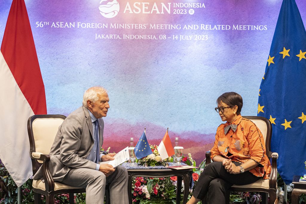 Kepala Kebijakan Luar Negeri Uni Eropa Josep Borrell Fontelles bertemu dengan Menteri Luar Negeri Retno LP Marsudi, di Jakarta, 13 Juli 2023.