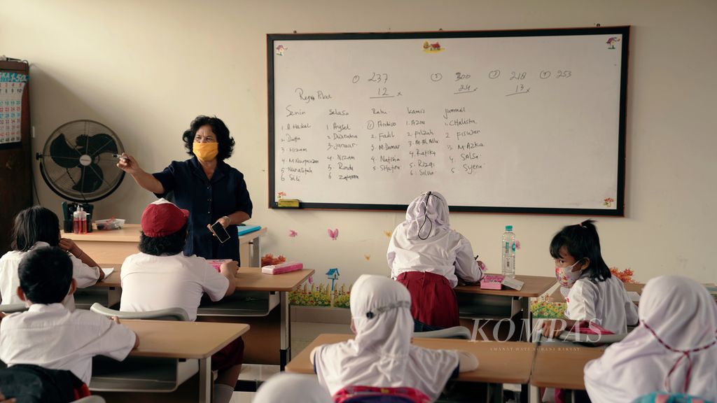 Pembelajaran tatap muka (PTM) di SDN Klender 01, Jakarta Timur, Selasa (4/1/2022). Dinas Pendidikan diminta mewaspadai kemungkinan penularan karena varian Omicron.