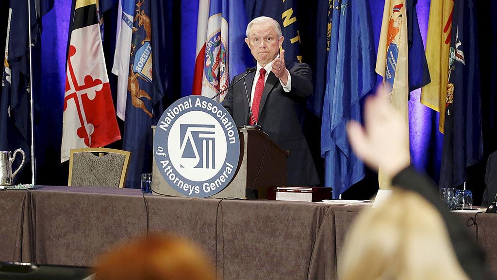 Jaksa Agung Amerika Serikat  Jeff Sessions mempersilakan seseorang bertanya saat berbicara dalam pertemuan tahunan Asosiasi Nasional Jaksa Agung negara bagian, di Washington DC, Selasa (28/2).