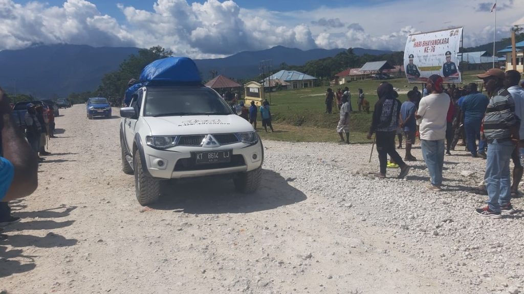 Warga meninggalkan Distrik Kobakma, Kabupaten Mamberamo Tengah, Papua, pada Sabtu (9/7/2022). Mereka mengungsi ke Wamena, Kabupaten Jayawijaya, karena situasi yang tidak aman di Kobakma.