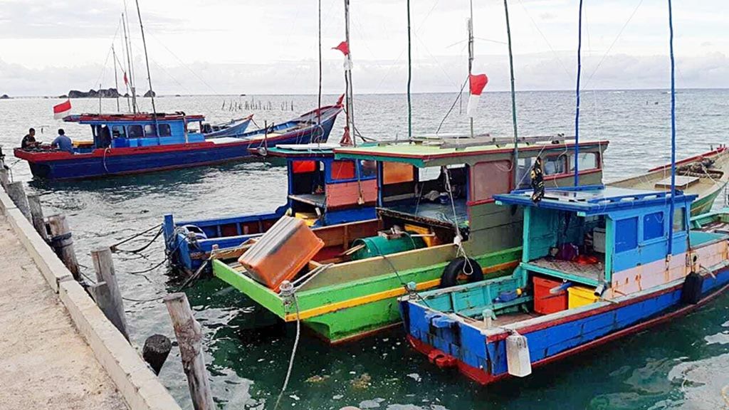 Kapal nelayan di Kelurahan Sepempang, Kecamatan Bunguran Timur, Natuna, Kepulauan Riau, bersandar di Pelabuhan Teluk Baruk, Jumat (6/3/2020). 