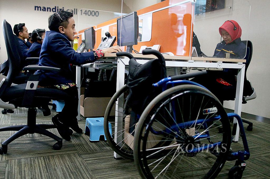 ILUSTRASI. Pegawai penyandang disabilitas Bank Mandiri melayani nasabah melalui sambungan telepon call center Bank Mandiri Jakarta, Senin (18/4/2016). 