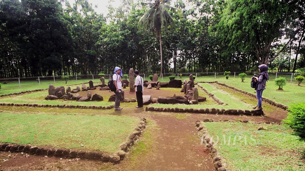 Pengunjung mengamati situs Batu Mayat di kompleks Taman Purbakala Pugung Raharjo, Lampung Timur, Selasa (10/1/2017). Taman Purbakala Pugung Raharjo merupakan situs cagar budaya yang menyimpan jejak peradaban dari zaman prasejarah, Hindu-Buddha, dan Islam. 
