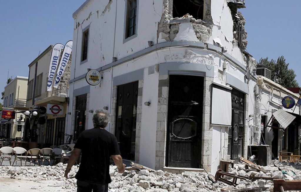 Seorang pria memeriksa  kerusakan yang terjadi pada deretan bangunan menyusul gempa bumi yang terjadi di Pulau Kos, Yunani, Jumat (21/7). 