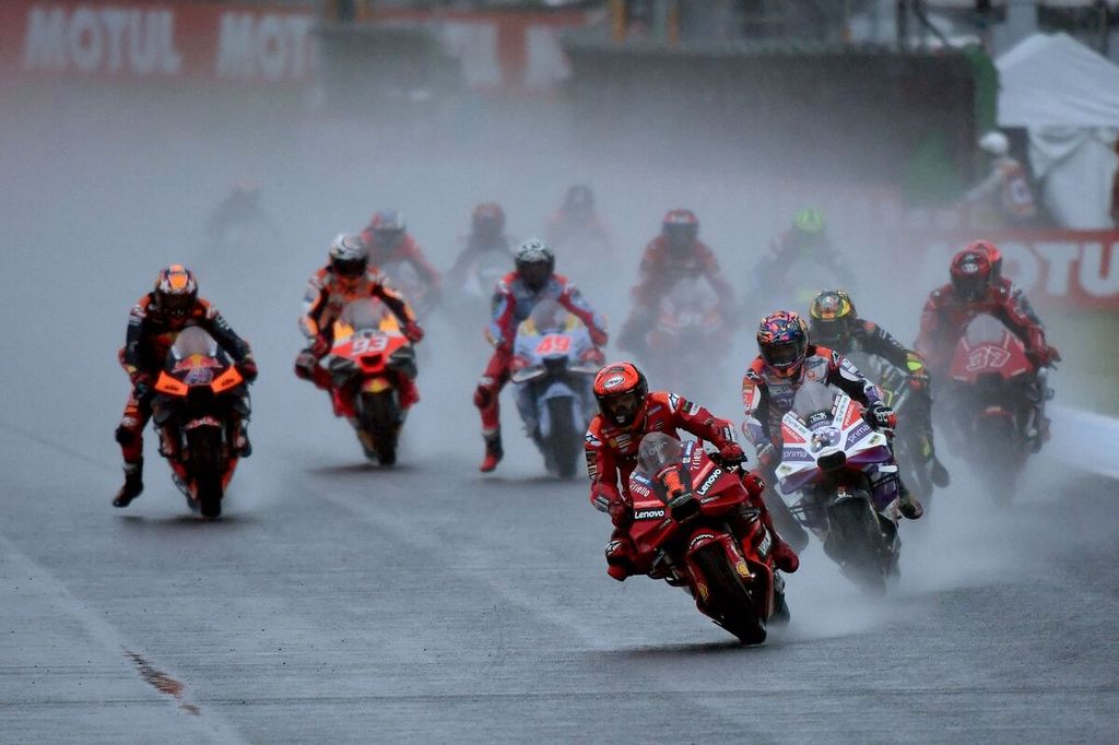 Pebalap Ducati, Francesco Bagnaia (1) memimpin rombongan pebalap, saat balapan MotoGP seri Jepang di Motegi, Minggu (1/10/2023). 
