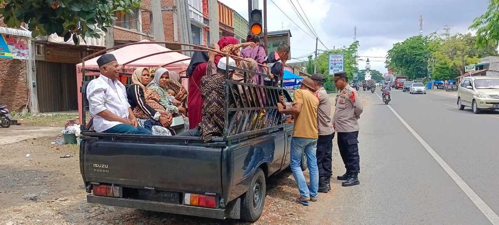Polisi melakukan razia mobil barang yang mengangkut penumpang di kawasan Dewantara, Kabupaten Aceh Utara, Aceh, Kamis (27/4/2023). Sejumlah kecelakaan maut terjadi di Aceh melibatkan mobil barang yang membawa penumpang. 